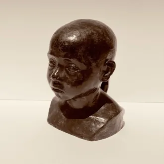Busto de niña en bronce patinado