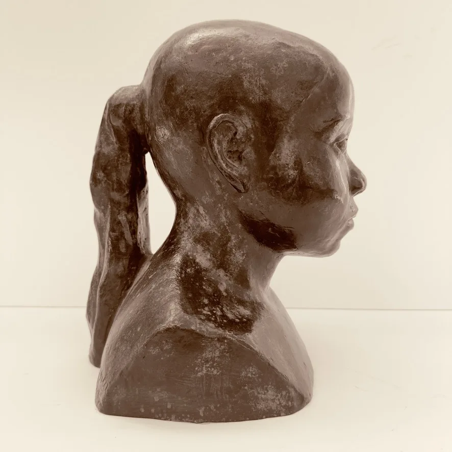 Busto de niña en bronce patinado - Imagen 2