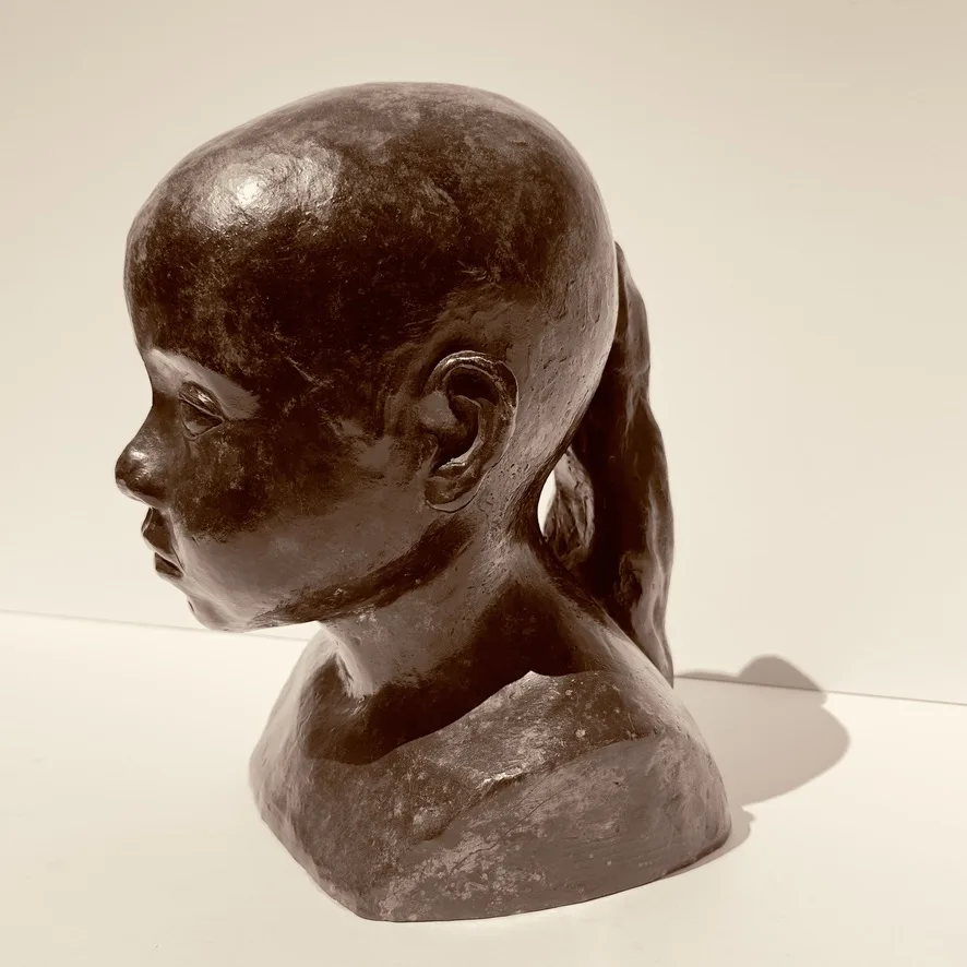 Busto de niña en bronce patinado - Imagen 4