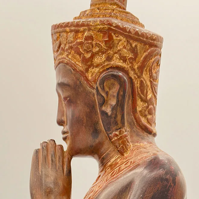 Buda orante en madera