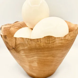 Cuenco de madera con huevos avestruz