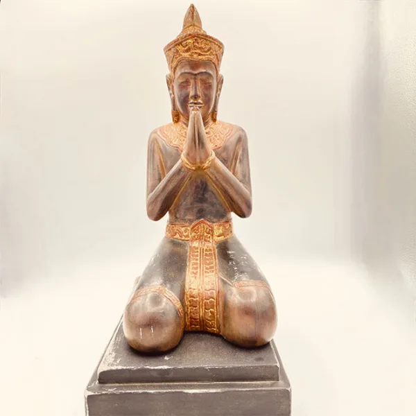 Escultura de Buda orante en madera