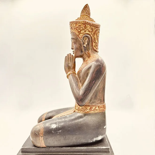 Escultura de Buda orante